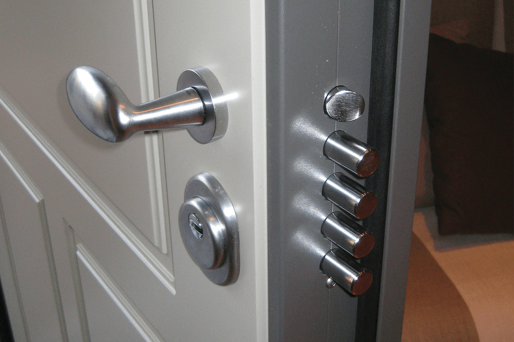 Какими особенностями обладают противовзломные двери в квартиру?